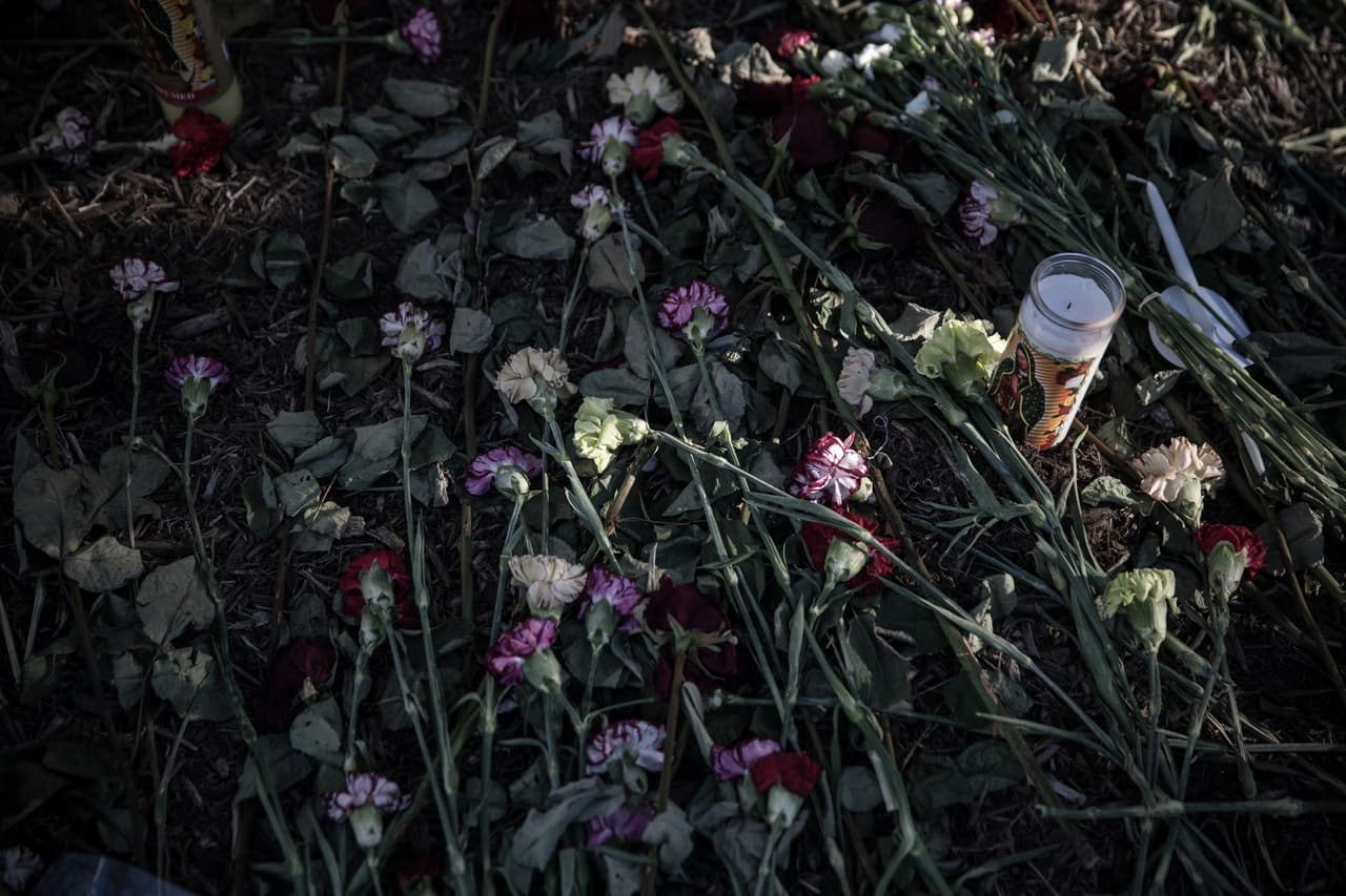 En el altar improvisado, muchas personas se detienen durante el día para dejar sus ofrendas. Desde el martes por la tarde al jueves, el espacio ha duplicado la cantidad de flores, botellas de agua y velas que han colocado.