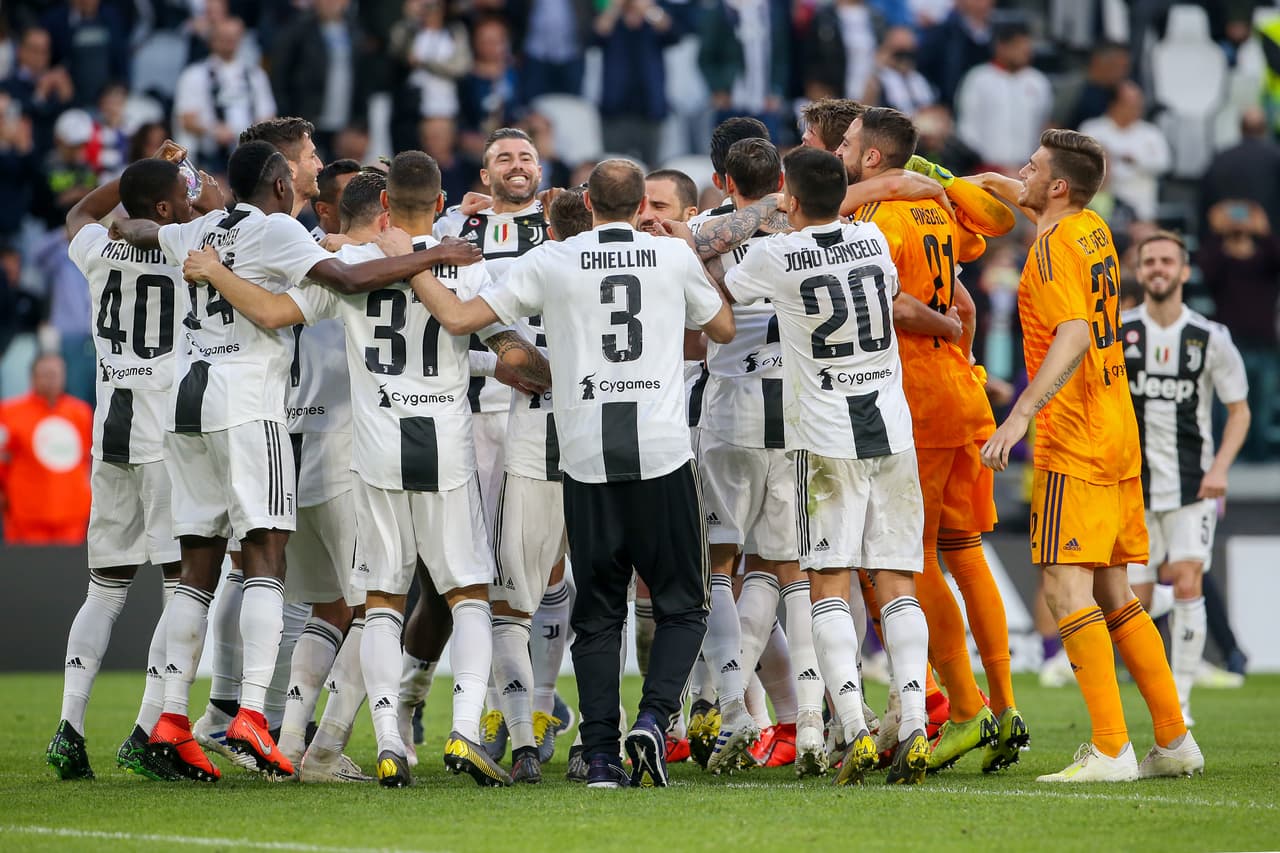 Al finalizar el juego ante la Fiorentina, que ganaron por 2-1, los jugadores, cuerpo técnico y colaboradores de la Juventus saltaron al césped de su estadio para celebrar el scudetto número 35 en su historia y el octavo consecutivo. Entre champagne, agua y espuma se vivió la fiesta de la Vecchia Signora en Turín.