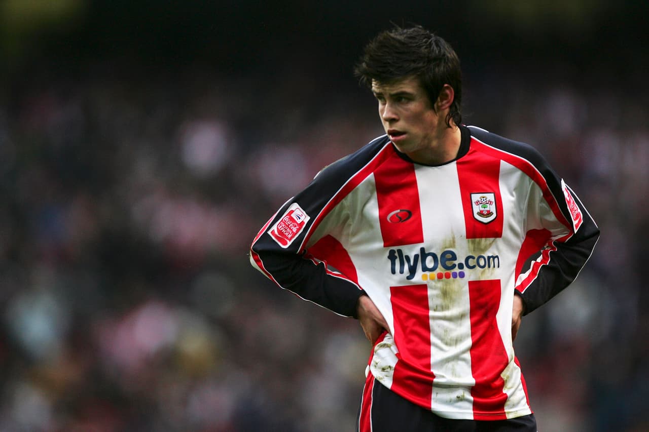 Gareth Bale debutó con el primer equipo de los Saints a los 16 años, convirtiéndose en el segundo debutante más joven en la historia del Southampton.