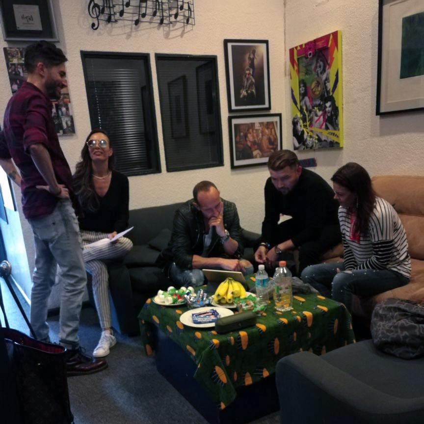 A principios de mayo Poncho Lizárraga se reunió con los integrantes de Timbiriche y les mostró los arreglos de la canción que interpretarán juntos en el disco de aniversario de la banda.