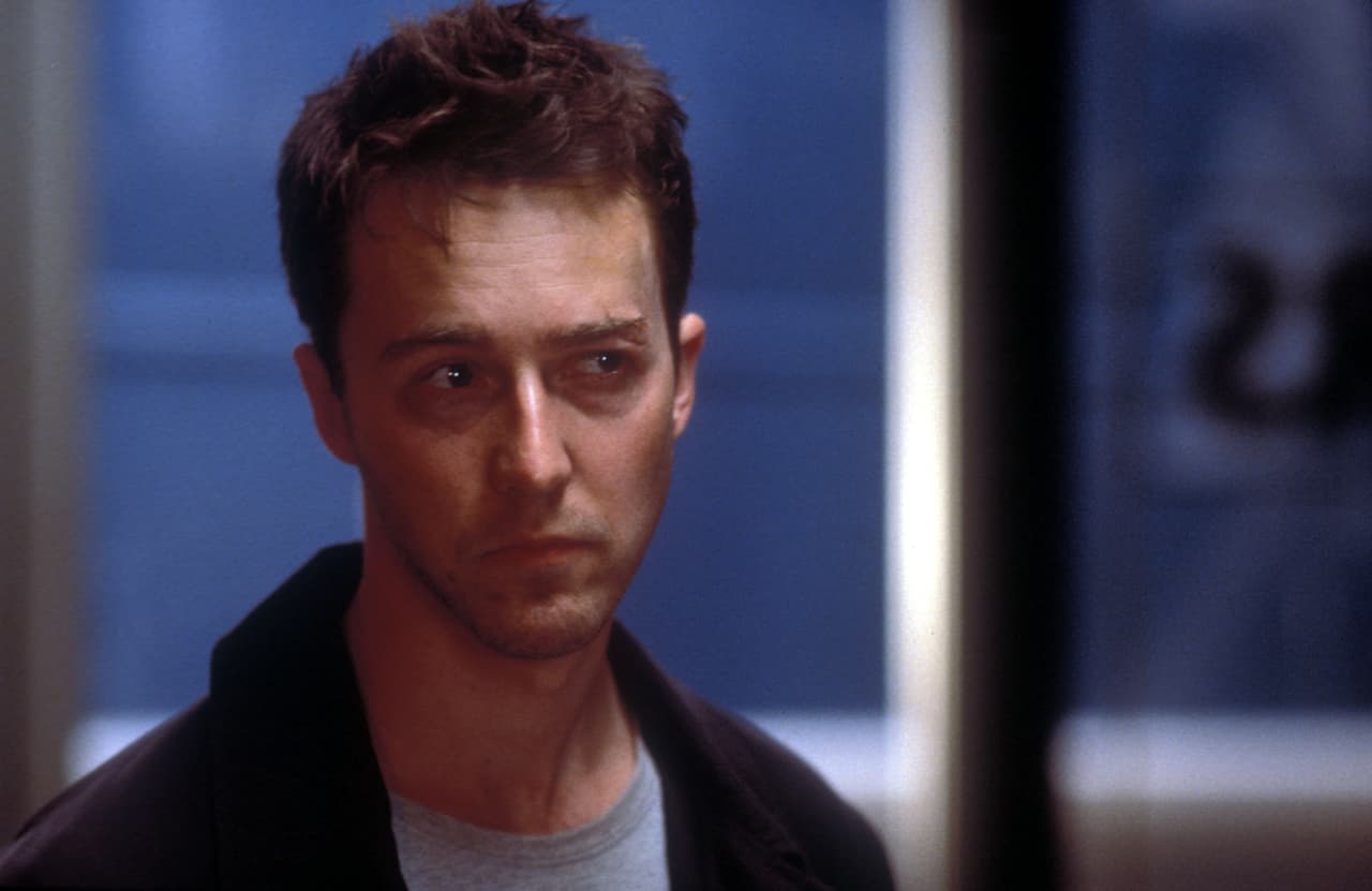 Al final se revela que Tyler Durden es en verdad el narrador y el personaje de Brad Pitt es solo un fragmento de su imaginación. Asombrado por la revelación de sus actos, el protagonista se dispara en la boca para “matar” a la proyección de Tyler y estar con su novia Marla mientras presencian la explosión de edificios de negocios para reiniciar la economía. 
<br>En su página oficial, el autor de la novela original, Chuck Palahniuk, reaccionó el 25 de enero a un cambio que se hizo al final de la cinta para ser proyectada en China donde el narrador es capturado y encerrado en un asilo mental. El escritor explicó que lo visto originalmente en la cinta es lo que pasa y el plan de Tyler sí se lleva a cabo.