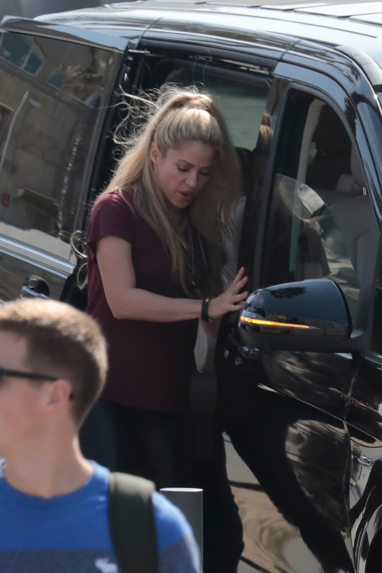 Shakira, con pantalones de cuero en la primera de Barcelona, y una gorra que dice "I love Barcelona".