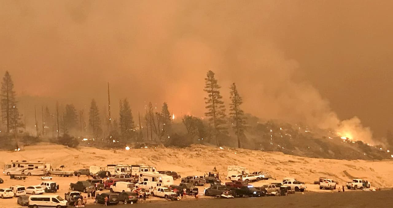 En la reserva Mamoth Pool unos 10 automóviles resultaron dañados y 
<b><a href="https://www.univision.com/local/fresno-kftv/unos-160-turistas-son-rescatados-via-aerea-tras-quedar-atrapados-en-medio-de-un-incendio-forestal-en-california">163 personas debieron ser evacuadas</a></b> vía aérea hasta el Hsopital CRMC de Fresno.