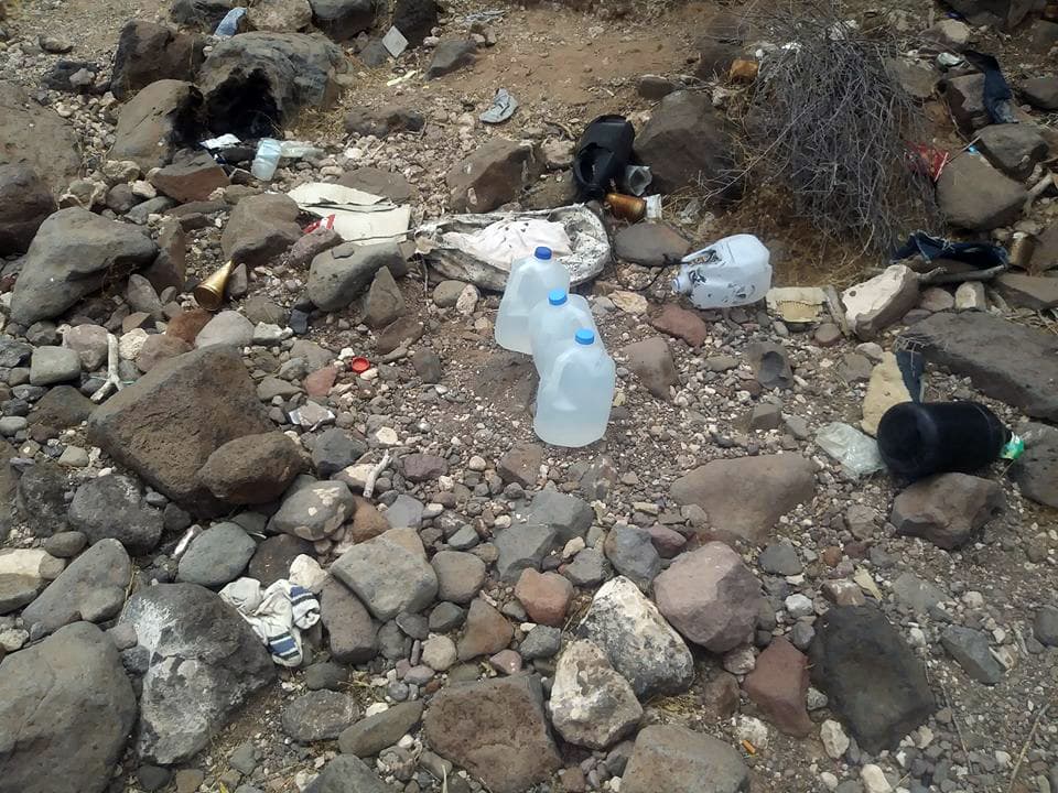 Los rastros de botellas de agua vacías en el camino son la evidencia de que es una ruta de migrantes.