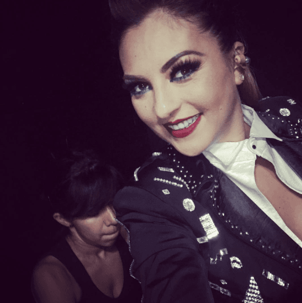 Mariana Ochoa, la exvocalista de OV7, tiene una tienda de disfraces, y aprovecha las festividades para caracterizar a su pequeña.