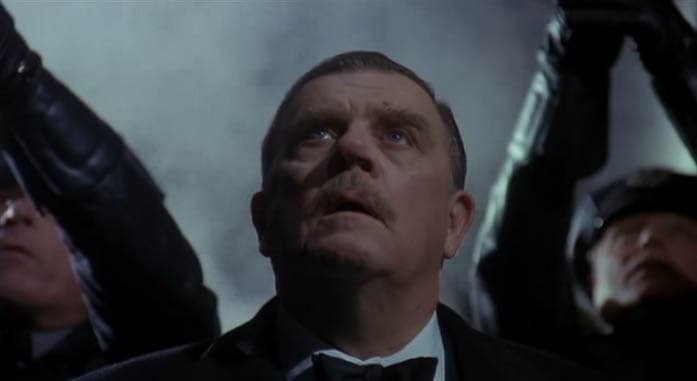 <b>Pat Hingle</b>
<br>De igual forma el Comisionado Gordon resulta ser una parte importante de la historia y de la misma Ciudad Gótica.