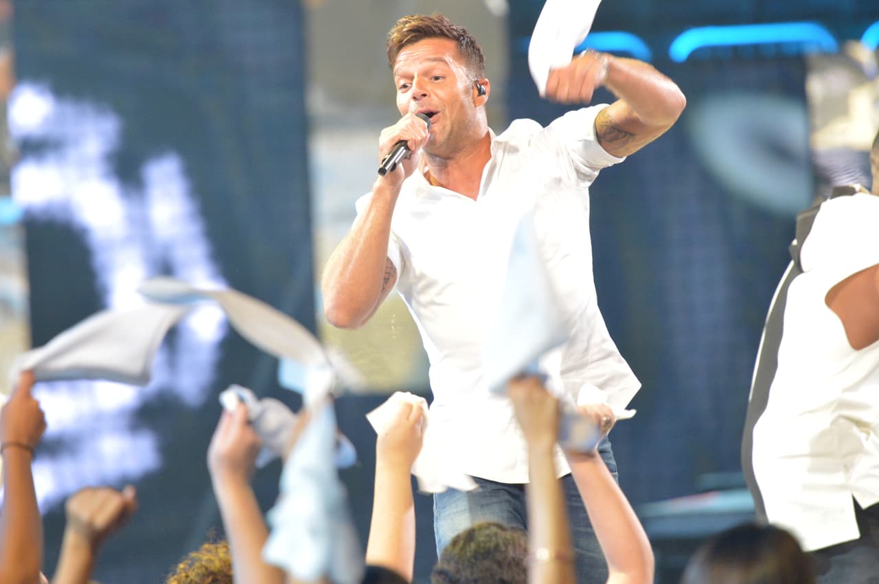 Ricky Martin llegó a los ensayos de Premios Juventud y puso a sudar a todos con sus canciones.