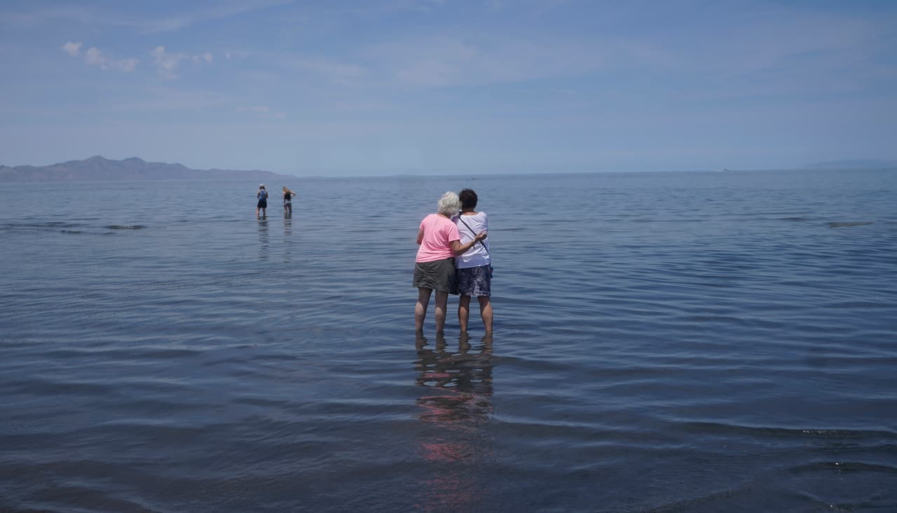 Turistas en las aguas llanas del Gran Lago Salado el 17 de junio de 2021, cerca de Salt Lake City.