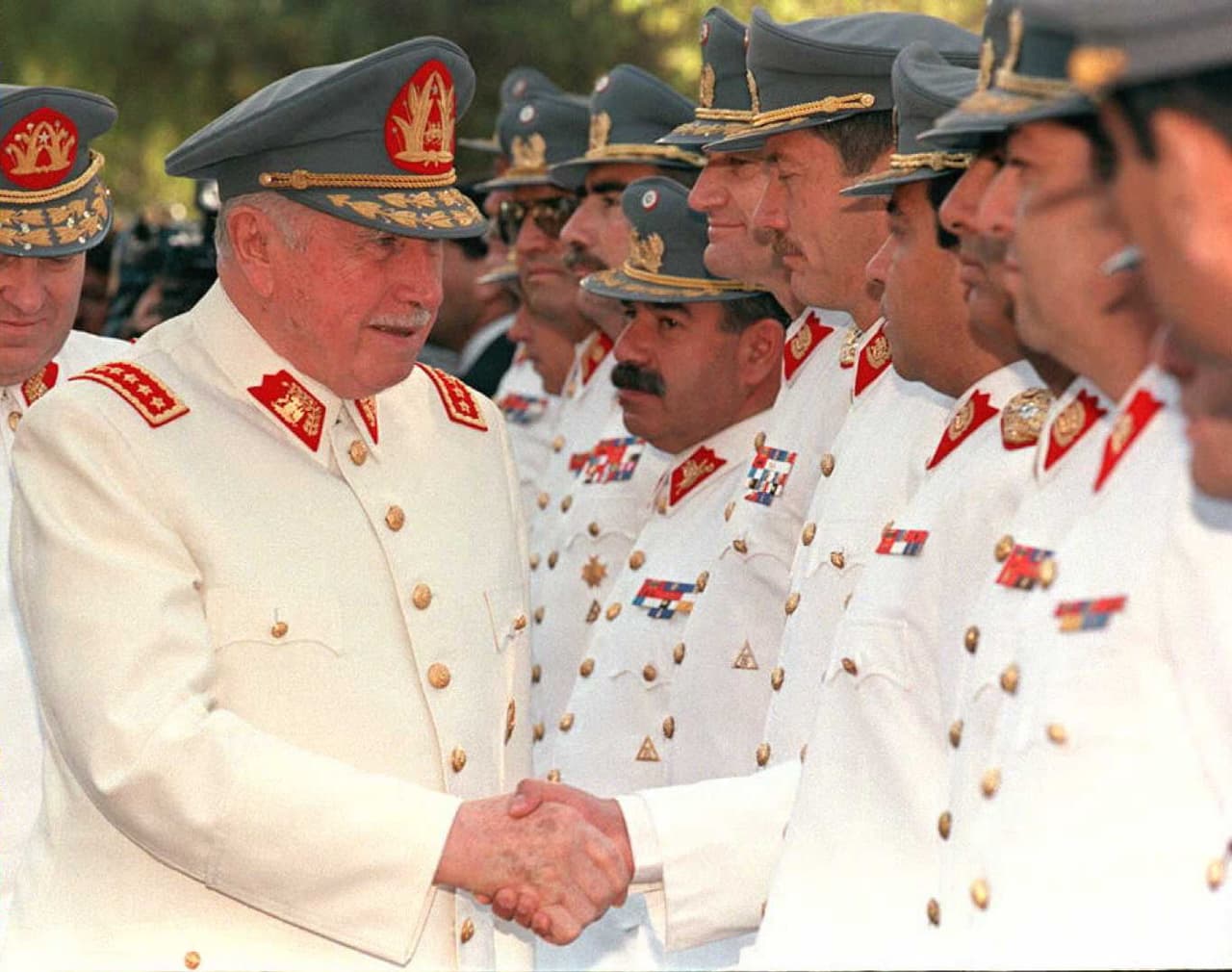 El dictador Augusto Pinochet saluda a los oficiales de las Fuerzas Armadas que acudieron a su residencia para felicitarlo por su cumpleaños número 80, el 25 de noviembre de 1985.