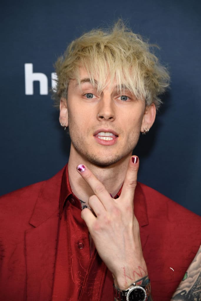 <b>Machine Gun Kelly</b>
<br>Además de ser conocido por ser
<a href="https://www.univision.com/famosos/locuras-de-megan-fox-y-machine-gun-kelly-en-su-relacion">prometido de Megan Fox</a>, Colson Baker es famoso en la industria musical con el nombre Machine Gun Kelly, quien empezó en el rap y dio el salto para convertirse en una estrella de pop punk.