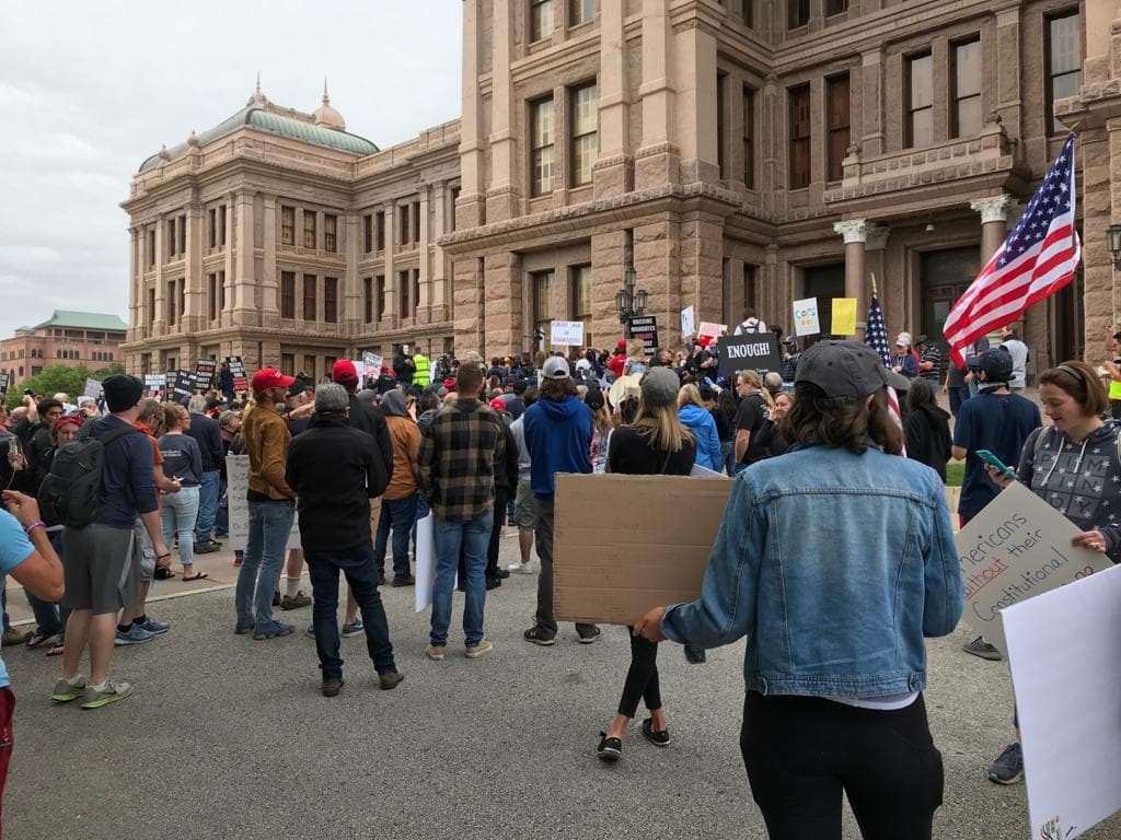 Cientos de manifestantes se reunieron el sábado por la tarde en el Capitolio de Texas en Austin para exigir que el gobernador Greg Abbott reabriera todos los negocios y eliminara las órdenes de quedarse en casa.