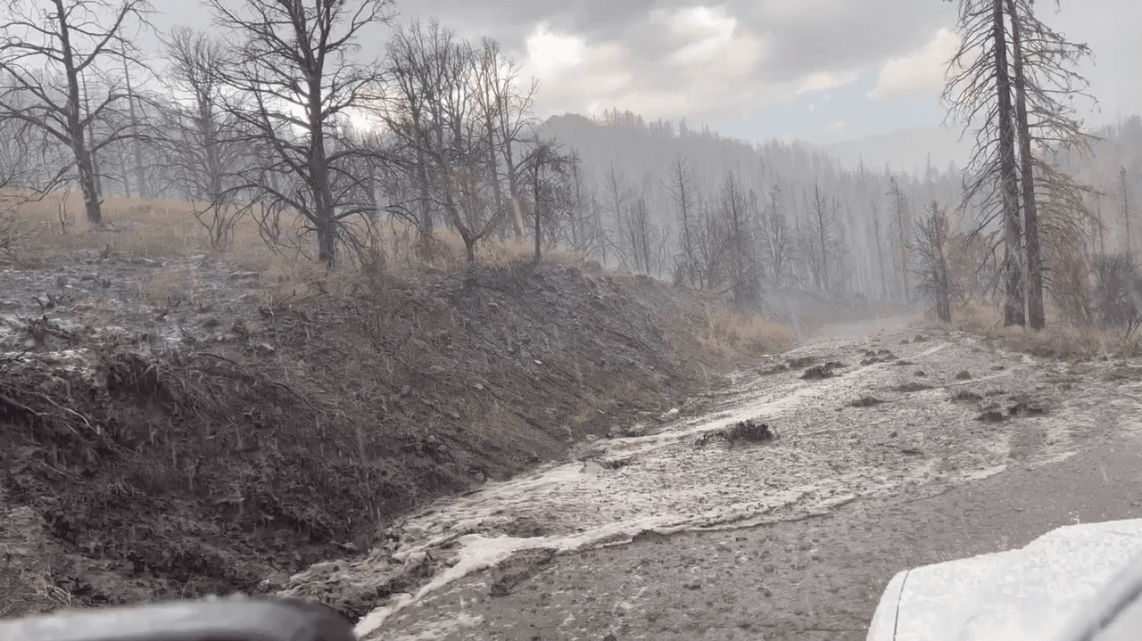 Lluvias provocan inundaciones y deslaves en el Condado de Alpine