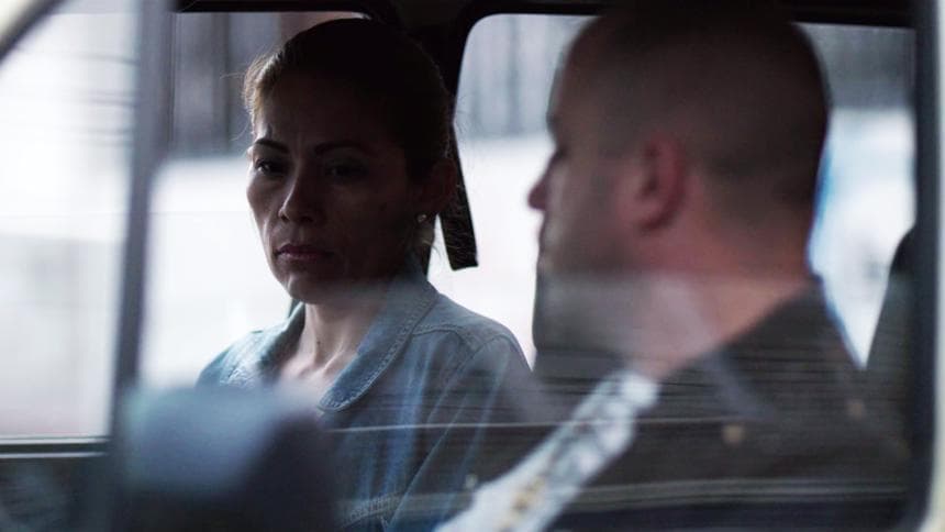 Una trabajadora de limpieza del penal de Almoloya sería una pieza clave para concretar la venganza. El lugarteniente de ‘El Chente’, el ‘JR’ fue quien le entregó la pistola con la que se consumaría el crimen, lo único que tenía que hacer es colocarla en uno de los baños.