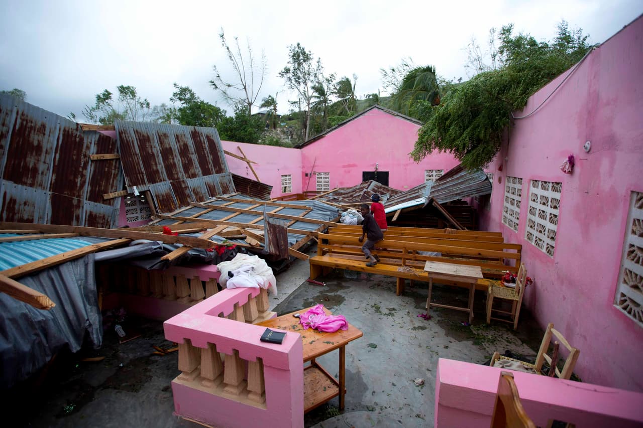 Una iglesia destruida por las fuertes lluvias y vientos en Saint-Louis, Haití. Miércoles 5 de octubre.
