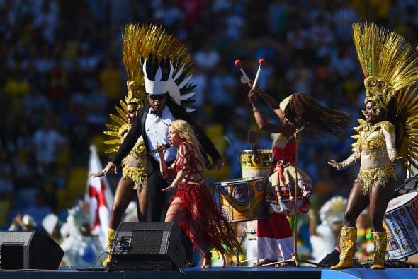 Shakira cantando "La la la".