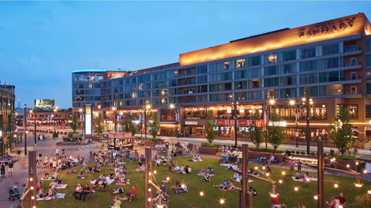 El centro de American Airlines en Gallagher Way administrará aproximadamente 2,000 dosis por día. No tendrán la opción de registrarse en el lugar; las vacunaciones se llevarán a cabo por cita previa.