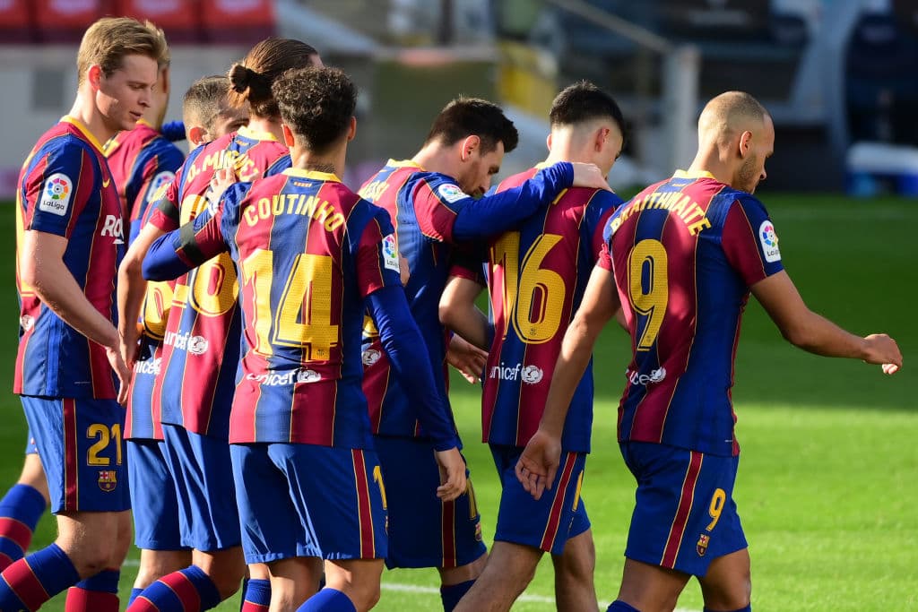 Barcelona golea a Osasuna 4-0 en el Camp Nou y Messi anota el último gol con dedicatoria a Diego Armando Maradona. Martín Braithwait abrió el marcador al minuto 29, le siguió Antoine Griezmann al 42 y el tercer tanto fue por parte de Coutinho, durante la Jornada 11 de La Liga.
