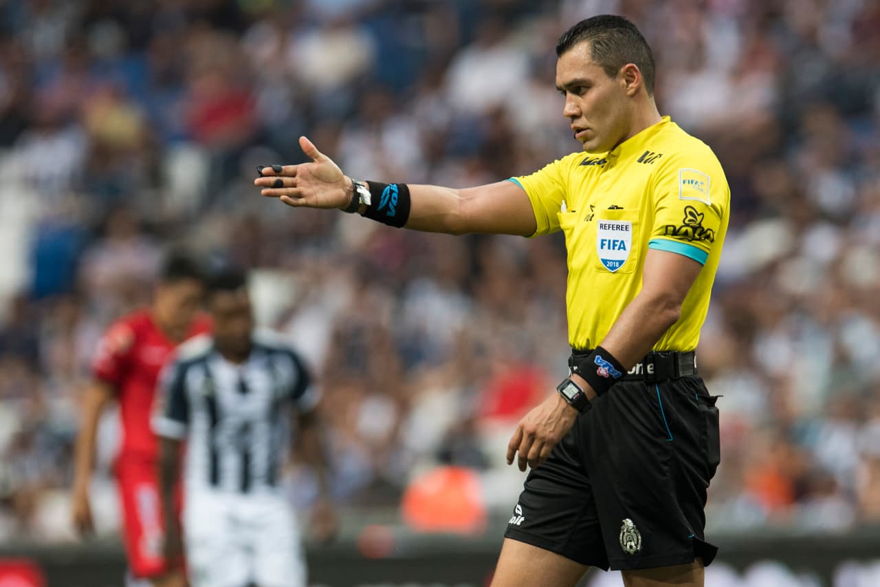 Después el árbitro señaló un penal inexistente en favor de los locales y todo estaba dicho. Lobos BUAP tenía pie y medio en el 'infierno'.