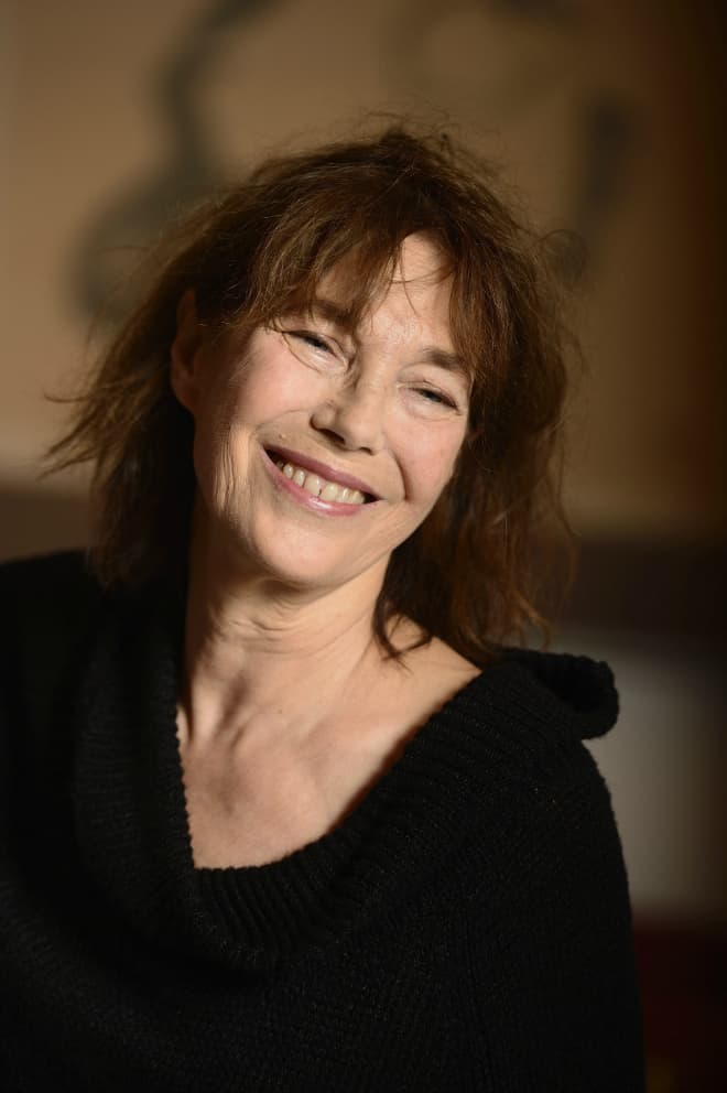 Jane Birkin. Jane nació en Inglaterra, pero casi toda su vida y su carrera como actriz se desarrolló en Francia. Ella es, y seguirá siendo, parte incomparable de nuestra inspiración. Podía usar unos mini shorts de denim con ballerinas y t-shirt, unos flare pants blancos y los míticos mocasines horsebit de Gucci en Cannes, un mini vestido de Paco Rabanne para salir de fiesta, o el mítico ‘Jane Dress’, negro de manda 3/4 y arriba de la rodilla.