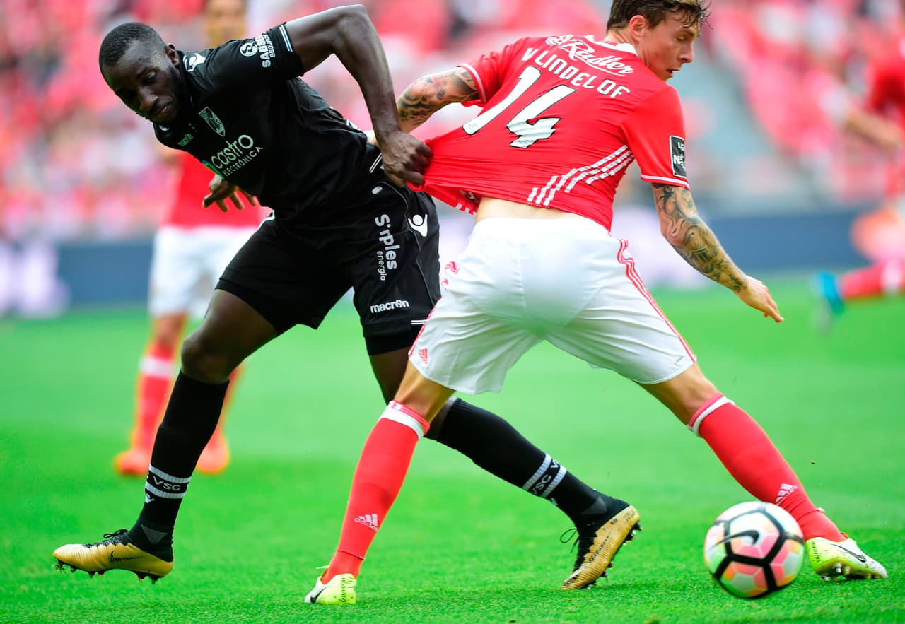 Vitoria de Guimaraes no supo cómo fernar a un impetuoso local que sabía que el triunfo le daba el campeonato, pero que quería más para su público.