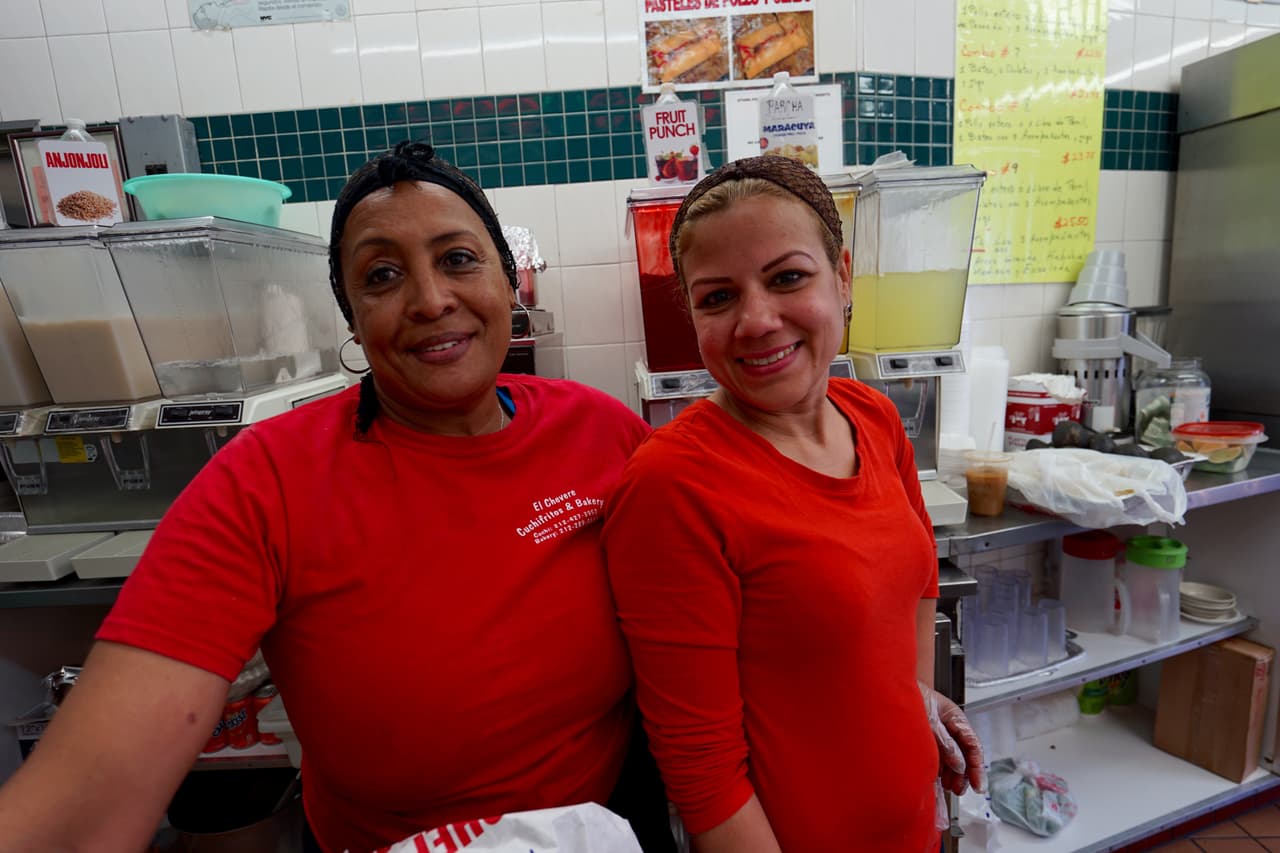 Claudia Gómez (izquierda) aprendió a bailar con la música del Rey del Timbal.