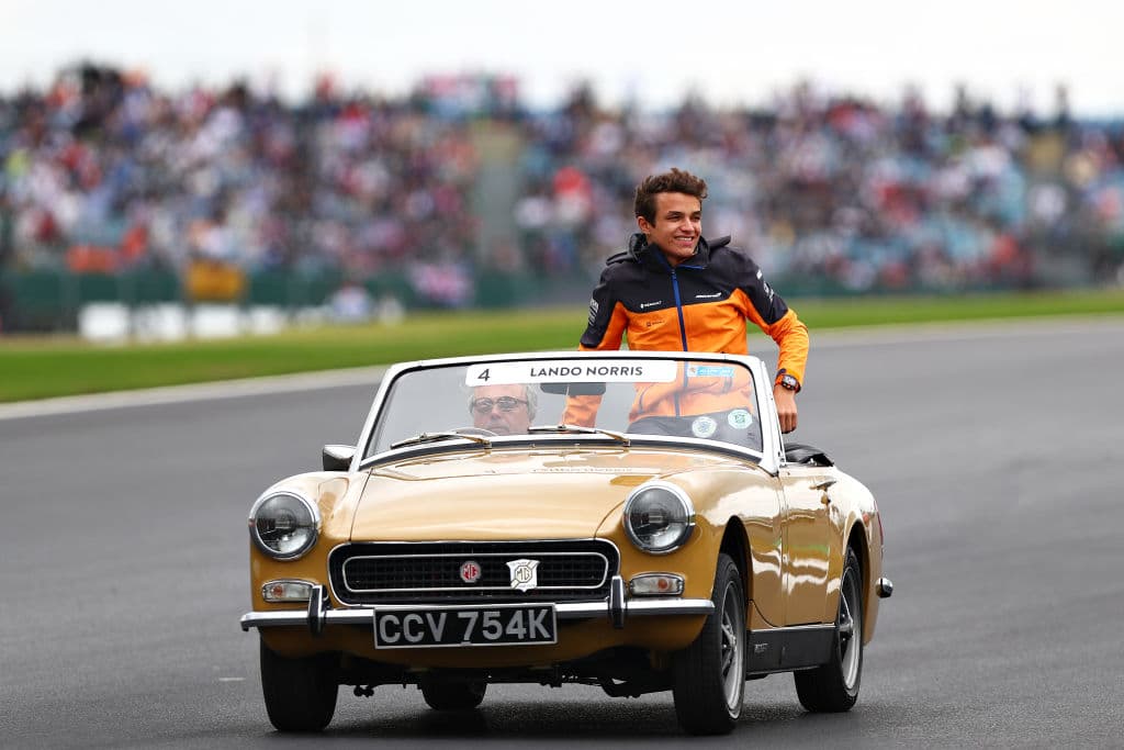 El piloto Lando Norris usa una férula previo al GP de Bélgica de F1