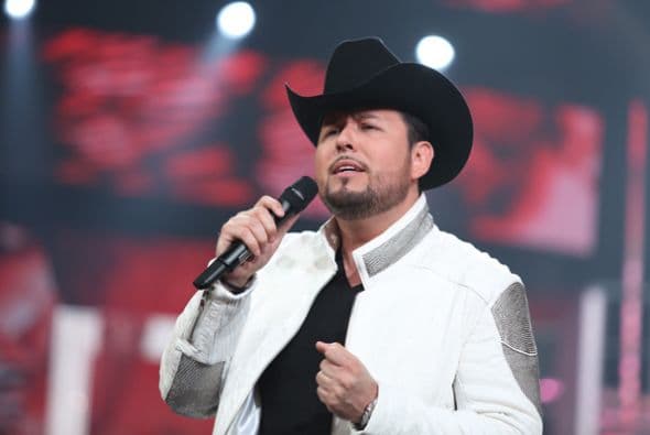 "Te amo y aquí estaré esperándote para que me sigas dando tu amor y tus bendiciones", agregó el cantante en su mensaje. De inmediato, colegas como
<b> Lorenzo Méndez</b> y 
<b>Lupillo Rivera</b>, entre otros, le dejaron saber que no está solo, pues ellos lo acompañan en oración y con buenas vibras.