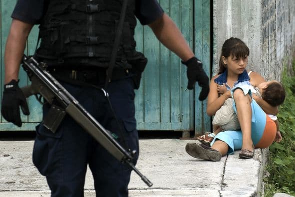 Uno de ellos es Ciudad Mier (Tamaulipas) dividida entre el cártel del Golfo y sus ex aliados Los Zetas. En noviembre la totalidad de sus habitantes, unas 400 familias, fueron obligados a irse bajo amenazas de muerte.