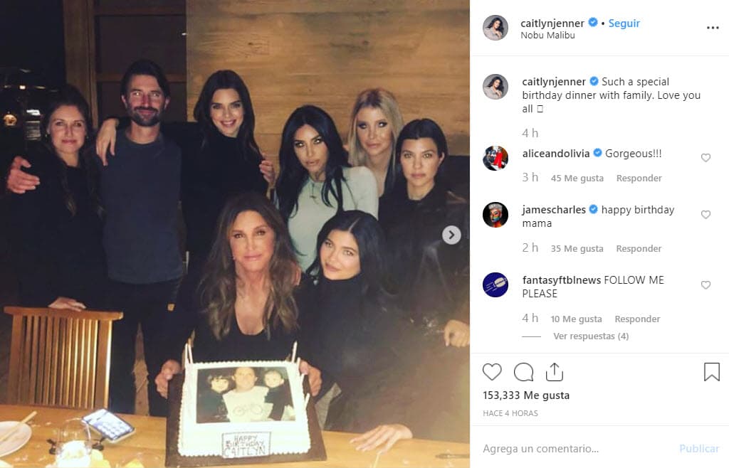 En una de las imágenes aparece rodeada de sus hijos Kylie, Kendall, Kim, Kourtney, Brandon
<b> </b>y su pareja Sophia Hutchins. Sin embargo, algunas de 
<b>las ausentes de la noche fueron Khloé Kardashian y su exesposa <a href="https://www.univision.com/famosos/dos-anos-despues-kris-jenner-vuelve-a-la-portada-de-una-revista-con-sus-cinco-hijas-en-una-foto-muy-panti-fotos">Kris Jenner</a></b>.
