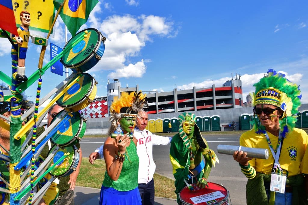 La colorido de Brasil y la fiesta de Serbia marcan dos estilos diferentes de sus hinchas y eso es algo que se refleja en medio del partido del grupo E del Mundial de Rusia 2018.
