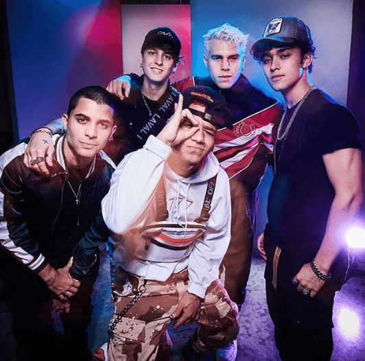 Con esta fotografía llena de actitud CNCO confirmaron estar listos para el show: "ESTA NOCHE!!!! Hosting the show and performing DE CERØ tonight! 🚧👌🏼 Quién está ready?!
<a href="https://www.instagram.com/premiosjuventud/">@premiosjuventud</a>🔥🔥🔥", escribieron junto a la fotografía.