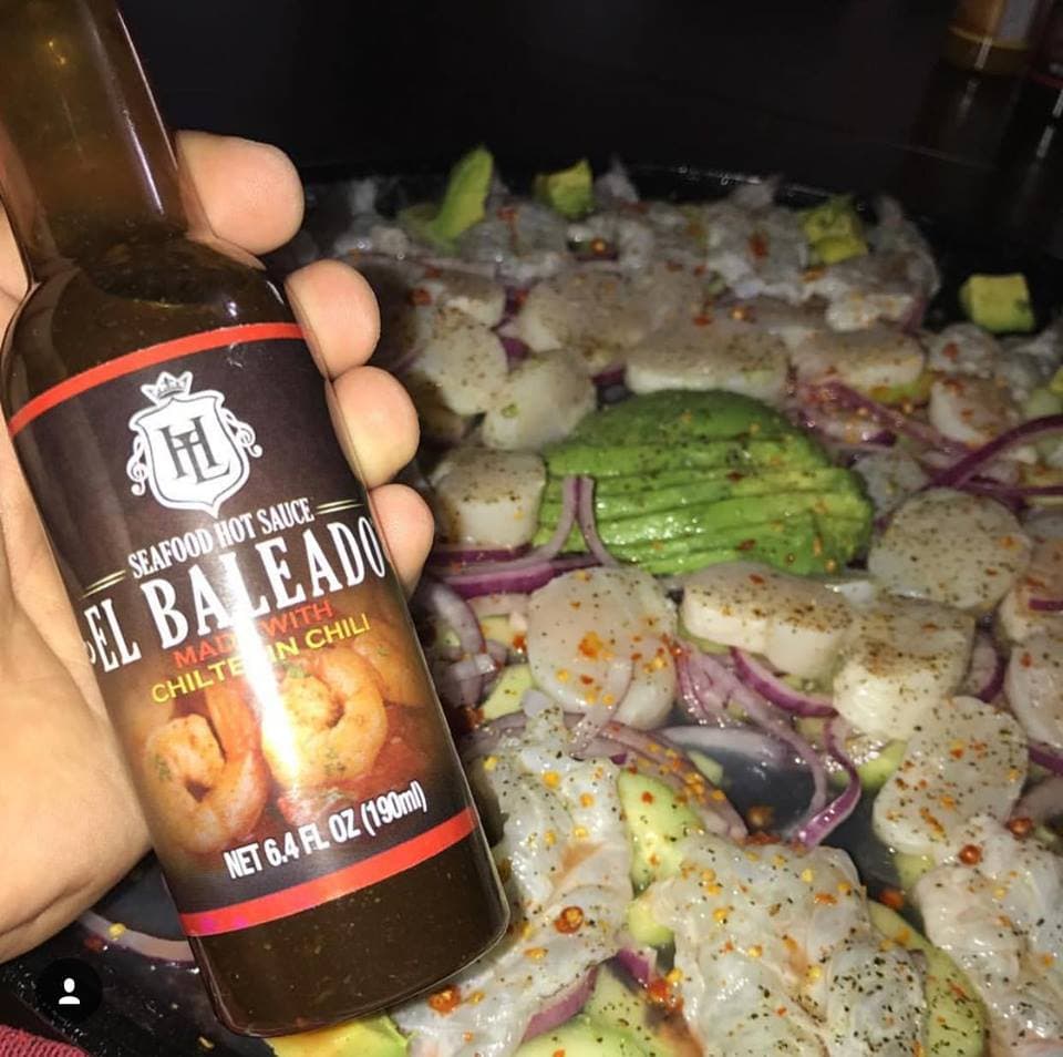 Además de los licores, hay también otra clase de productos y entre ellos se encuentra la salsa picante que acaba de sacar al mercado Larry Hernández.