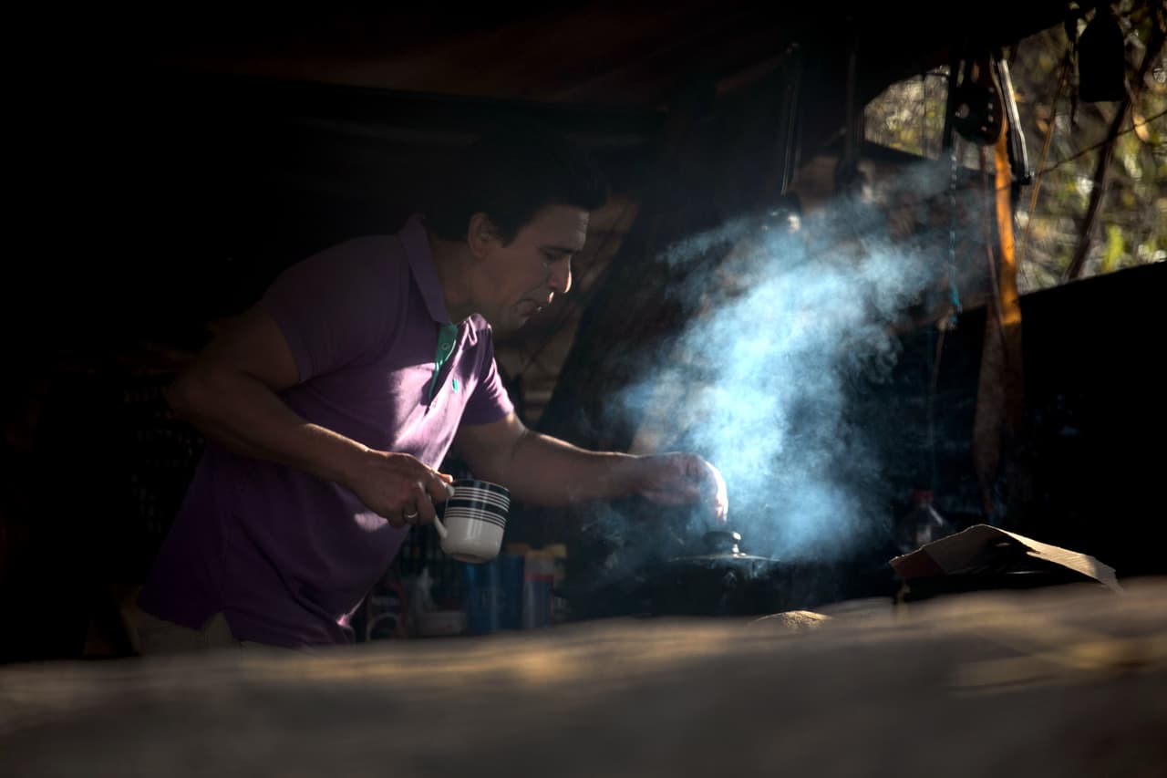 El Departamento de Seguridad Nacional (DHS) anunció el viernes que aproximadamente 
<a href="https://www.dhs.gov/news/2021/02/19/dhs-statement-first-step-process-address-individuals-mexico-active-mpp-cases" target="_blank">25 personas habían sido llevadas a la frontera de Tijuana </a>y habían entrado a Estados Unidos por el puerto de San Ysidro. Estos casos específicos habían sido revisados previamente por organizaciones internacionales que habían verificado su urgencia y se habían realizado las pruebas de 
<a href="https://www.univision.com/temas/coronavirus">covid-19</a>. Este inmigrante nigaragüense es uno de los que espera respuesta en el campamento de Tamaulipas.