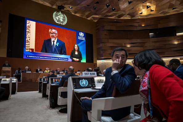 El director general de la OMS, Tedros Adhanom Ghebreyesus, habla ante los delegados de la Asamblea de la OMS en Ginebra el 19 de mayo. (Photo by Fabrice COFFRINI / AFP) (Photo by FABRICE COFFRINI/AFP via Getty Images)
