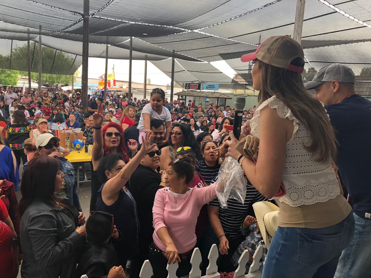 La mercancía más deseada en la pulga lo fueron las gorras de La Chula y La Bestia.
<br>