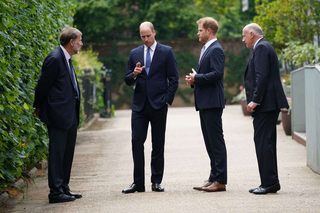 Los dos hermanos estuvieron uno al lado del otro. Harry, el menor de ellos,
<b><a href="https://www.univision.com/famosos/principe-harry-llega-a-londres-estatua-princesa-diana" target="_blank">llegó al Reino Unido el pasado 25 de junio</a></b> y se alojó en Frogmore Cottage, el lugar que habitaba junto con Meghan Markle hasta antes de su renuncia a la familia real y de su mudanza a EEUU.
<br>