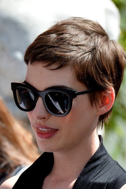Al contrario de Lilly Collins, Anne Hathaway cortó su cabello de manera radical desde el principio.