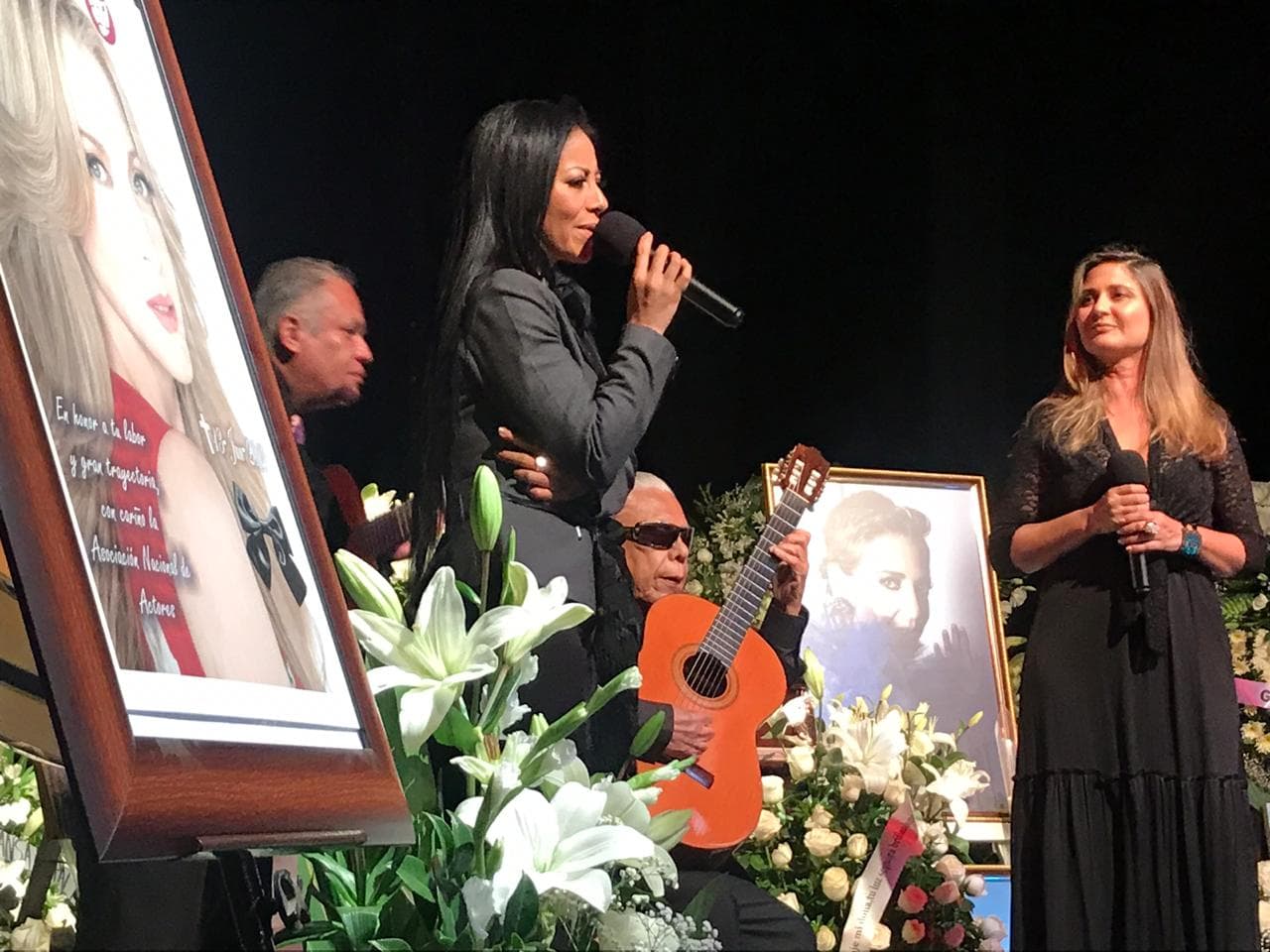 "Vivimos muchas noches de bohemia gracias al padre Salinas, Edith era una mujer creyente y muchas veces convivimos", expresó Betty, quien forma parte del coro de la iglesia a la que asistía la actriz.