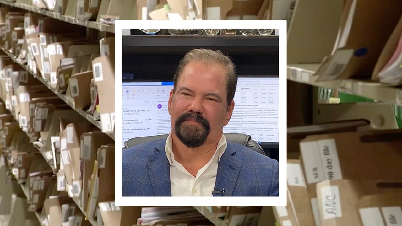 Raed González advirtió sobre los notarios en Estados Unidos que no son abogados, y que no están preparados para ejercer esa profesión, usualmente son personas que estudiaron solo la preparatoria y verifican si las firmas de documentos son iguales y luego estampan un sello.