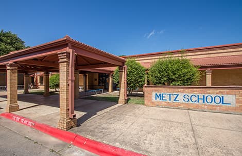 Padres de la Escuela Elemental Metz crean petición para mantener el plantel abierto