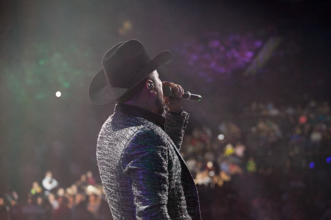 Fidel Rueda ofreció lo más granado de su repertorio y obviamenten no podían faltar los éxitos: 'Me encantaría', 'En hora buena' y 'Ya vives en mi', entre otros.