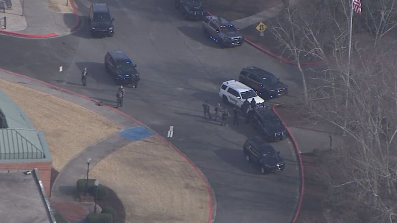 Arrestan a adolescente relacionado con tiroteo en escuela del condado Cobb que dejó dos heridos: sigue la búsqueda de otro 