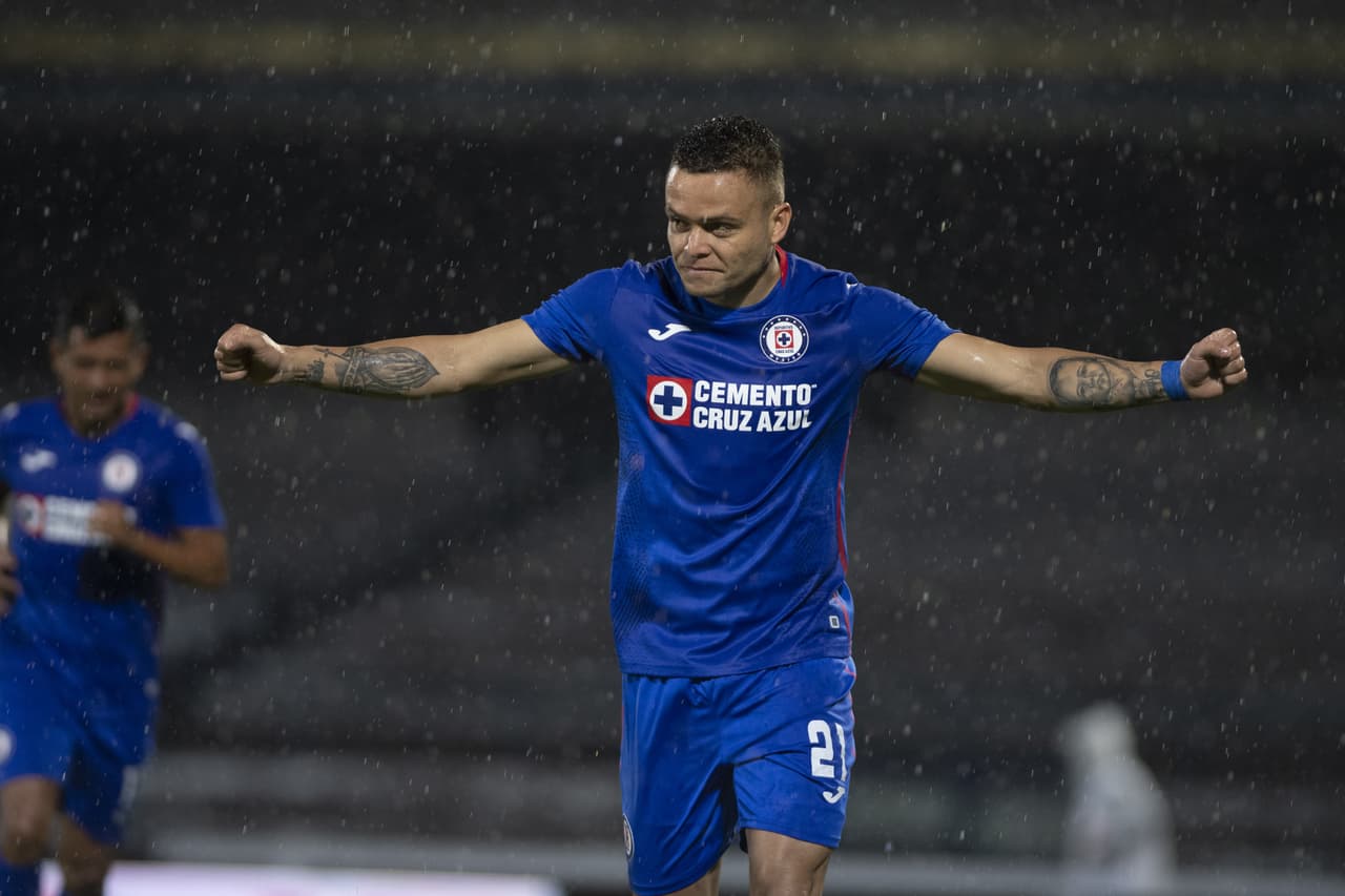 Cruz Azul se estrenó con victoria sobre Santos | Los laguneros iniciaron el Guard1anes 2020 de la Liga MX mal y de malas; cayeron 2-0 en CU.