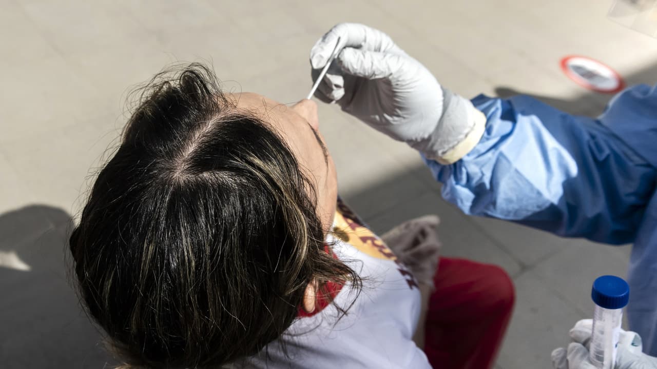 Universidad de Illinois aplica nuevas restricciones por aumento de contagios de coronavirus 