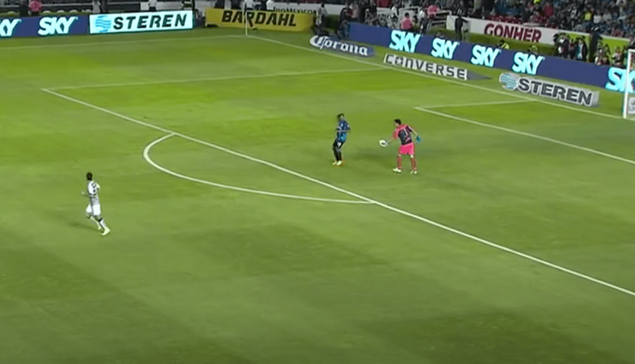 - 'Dinho' hizo de las suyas.
<br>- Marchesín, portero de Santos, se preparaba para hacer un despeje.