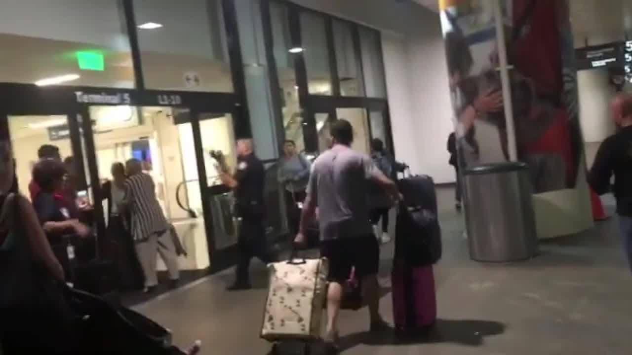 Evacúan parte del Aeropuerto Internacional de Los Ángeles por una falsa alarma