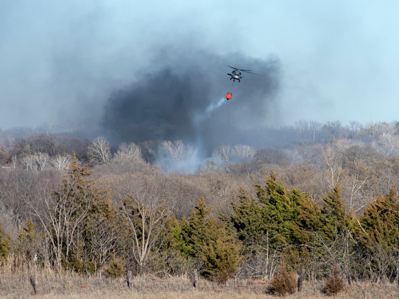 <b>Puesto 5: Complejo de incendios del noroeste, Oklahoma (2017).</b> La sequía extrema, una línea eléctrica caída y fuertes ráfagas de viento se combinaron para avivar los incendios forestales en Oklahoma en marzo de 2017. Este complejo de incendios fue el grupo más grande, y devastó 779,292 acres.
<br>