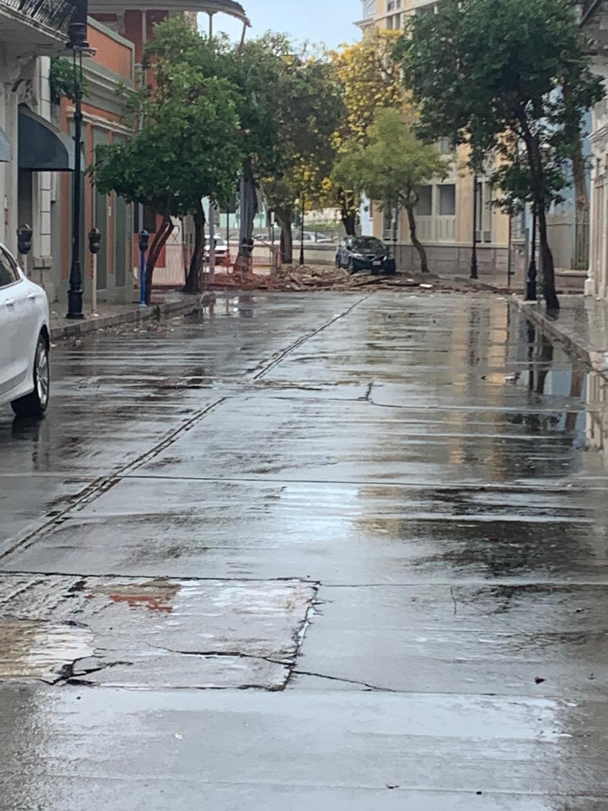 Los edificios que se han identificado con daños son el Museo de la Masacre, un edificio en la calle Torres, esquina Roosevelt; la calle Progreso, esquina Mora; la calle Torres, esquina Reina; el Antiguo Casino, residencias privadas en la calle Capitán Correa y en la calle Reina y más de 8 casas afectadas en la urbanización Tibes.