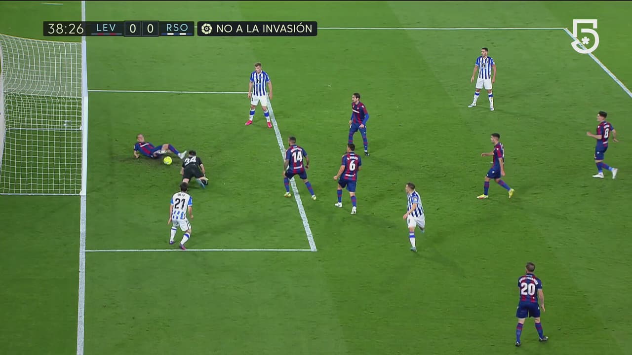 ¡La salvan en la línea! Son mete la pierna para impedir el gol de la Real
