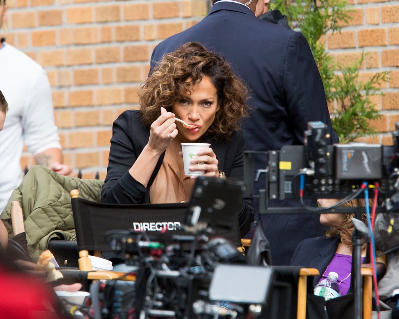 En los sets de grabación nunca pasa hambre, y ya sea alimentos de su régimen o de cualquier clase ella come con ganas.